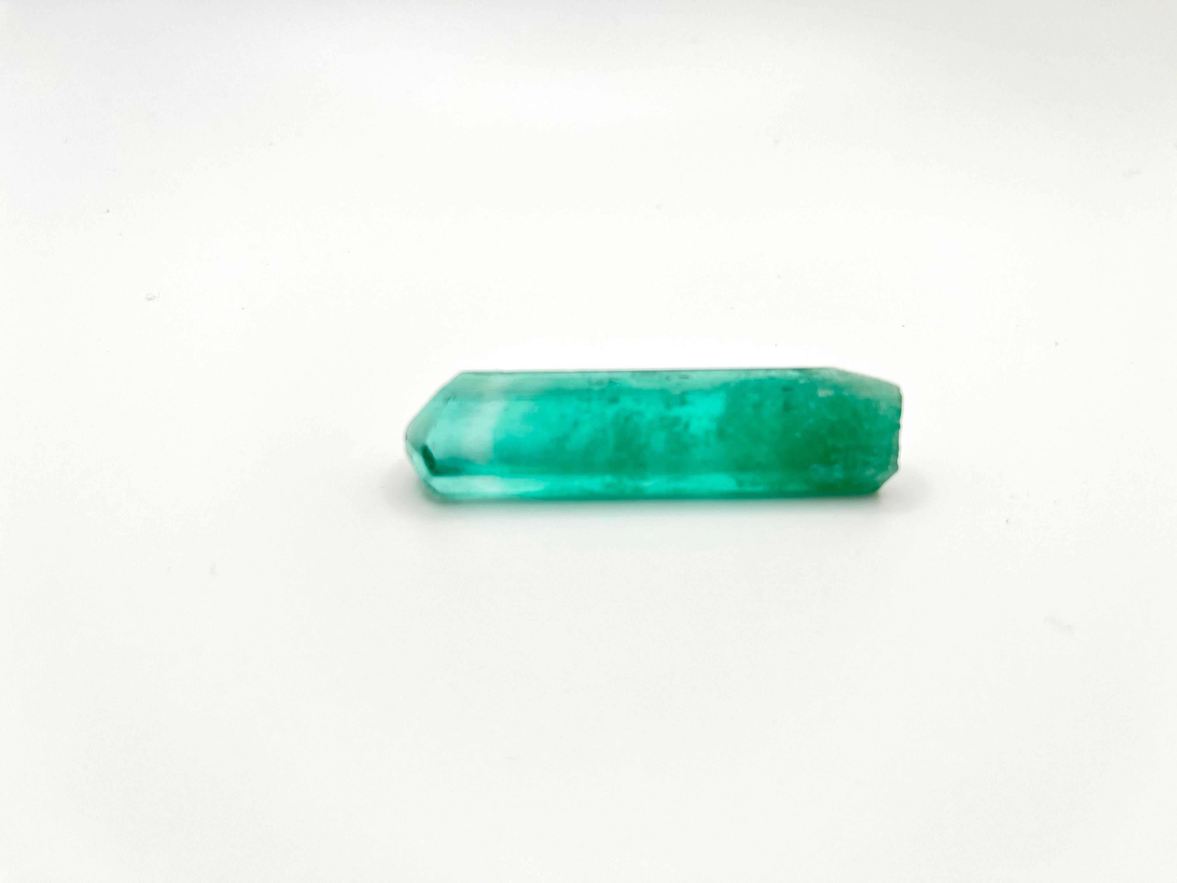 Women's or Men's Natural Uncut Emerald in Original Growth of Hexagonal Prism 61.90 Carats For Sale