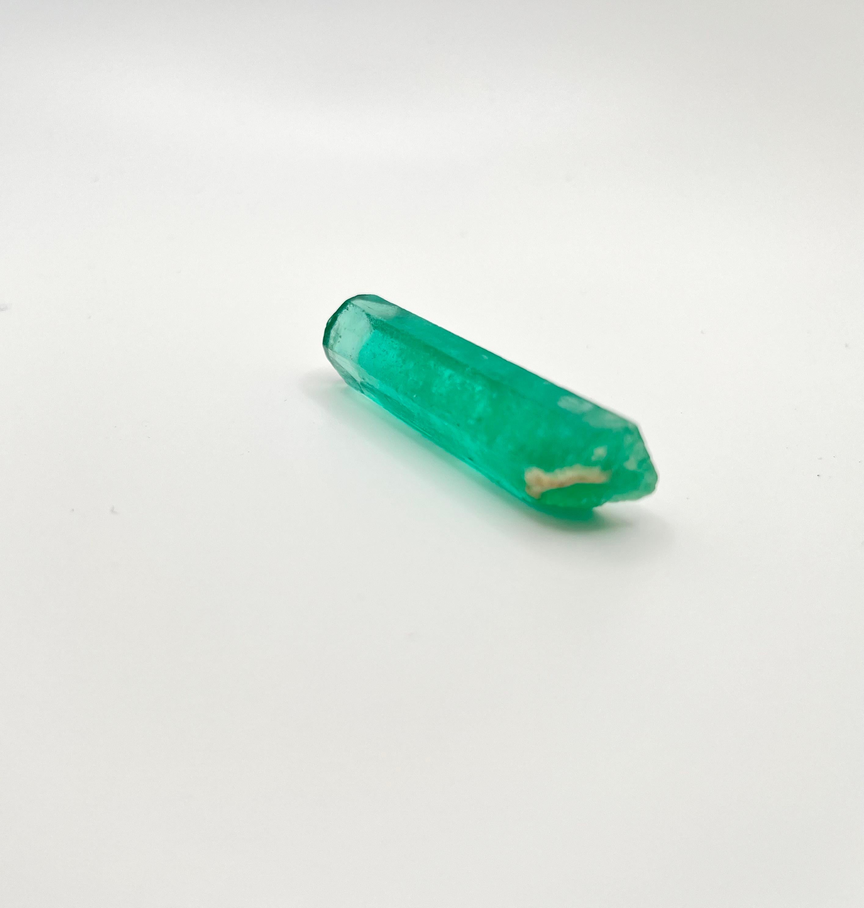Natural Uncut Emerald in Original Growth of Hexagonal Prism 61.90 Carats For Sale 1
