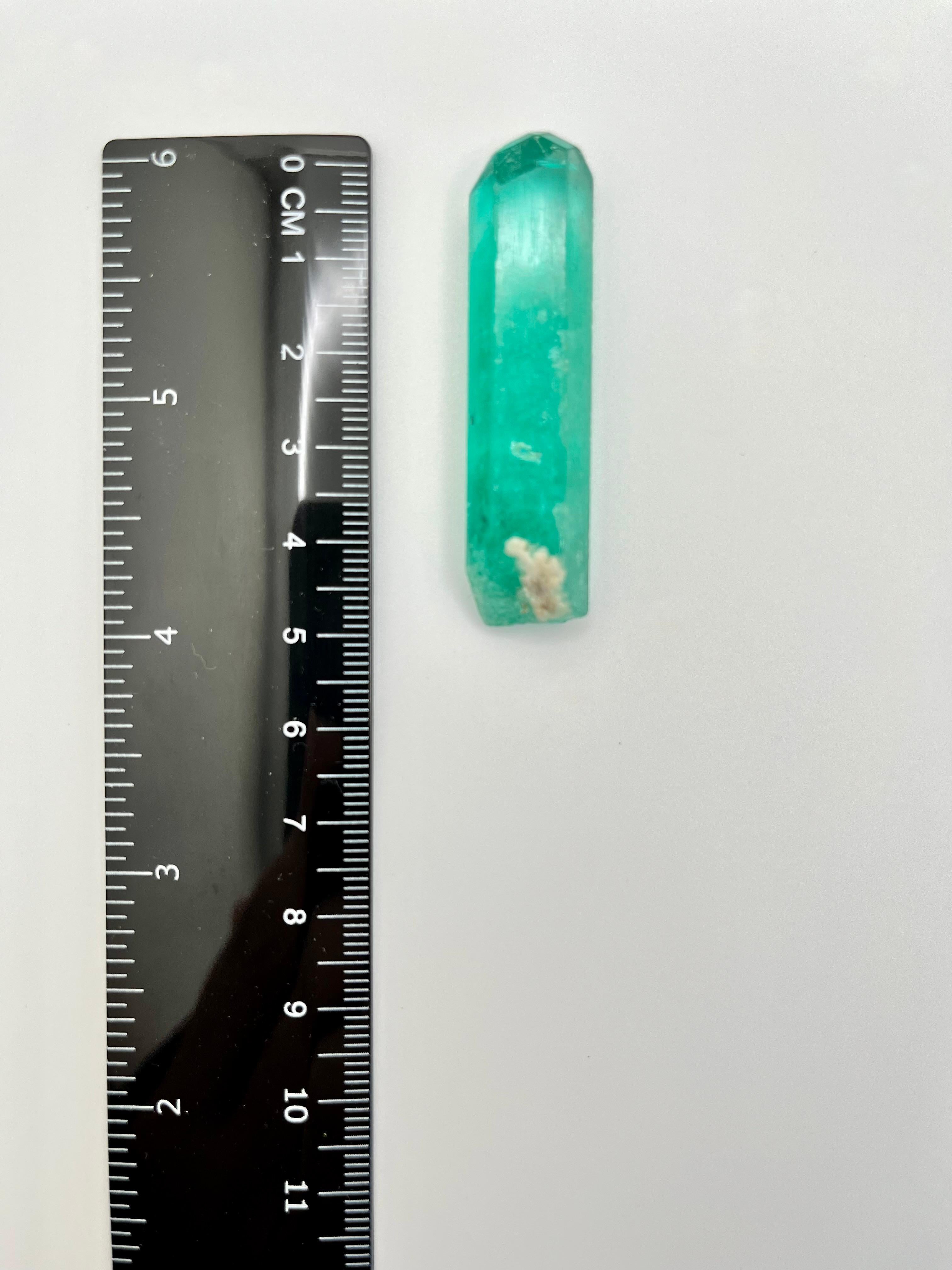 Natural Uncut Emerald in Original Growth of Hexagonal Prism 61.90 Carats For Sale 3