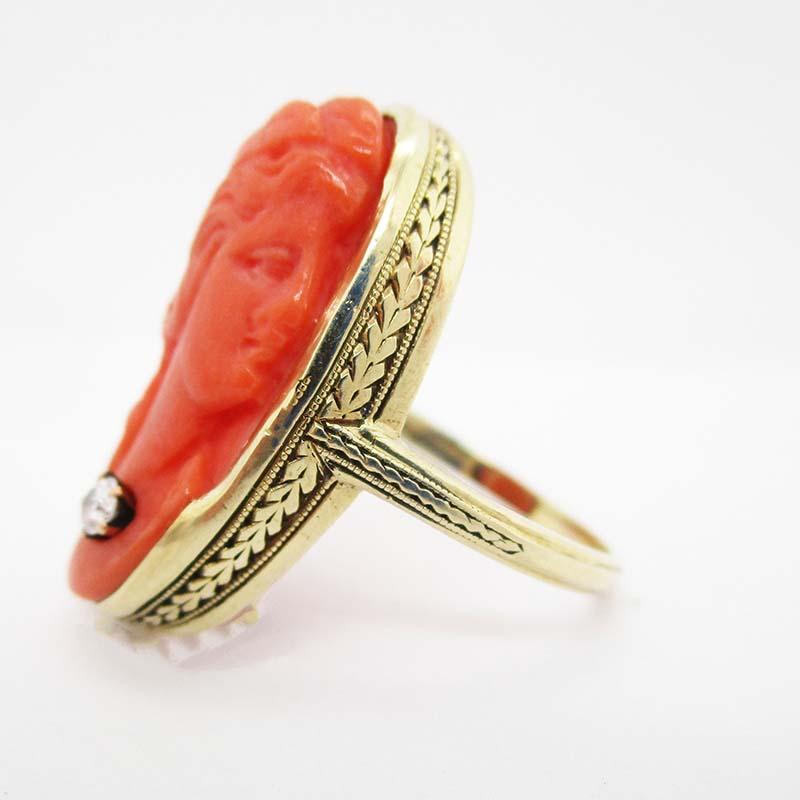 Natürliche ungefärbte Koralle Kamee 1915 Art Deco 16 Karat Ring (Art déco) im Angebot