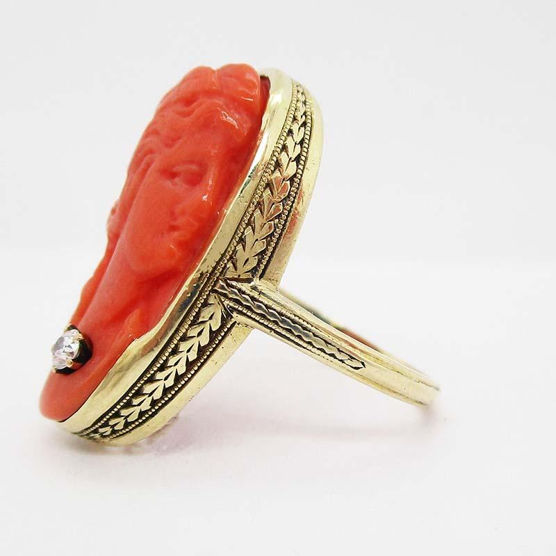Natürliche ungefärbte Koralle Kamee 1915 Art Deco 16 Karat Ring (Ungeschliffen) im Angebot