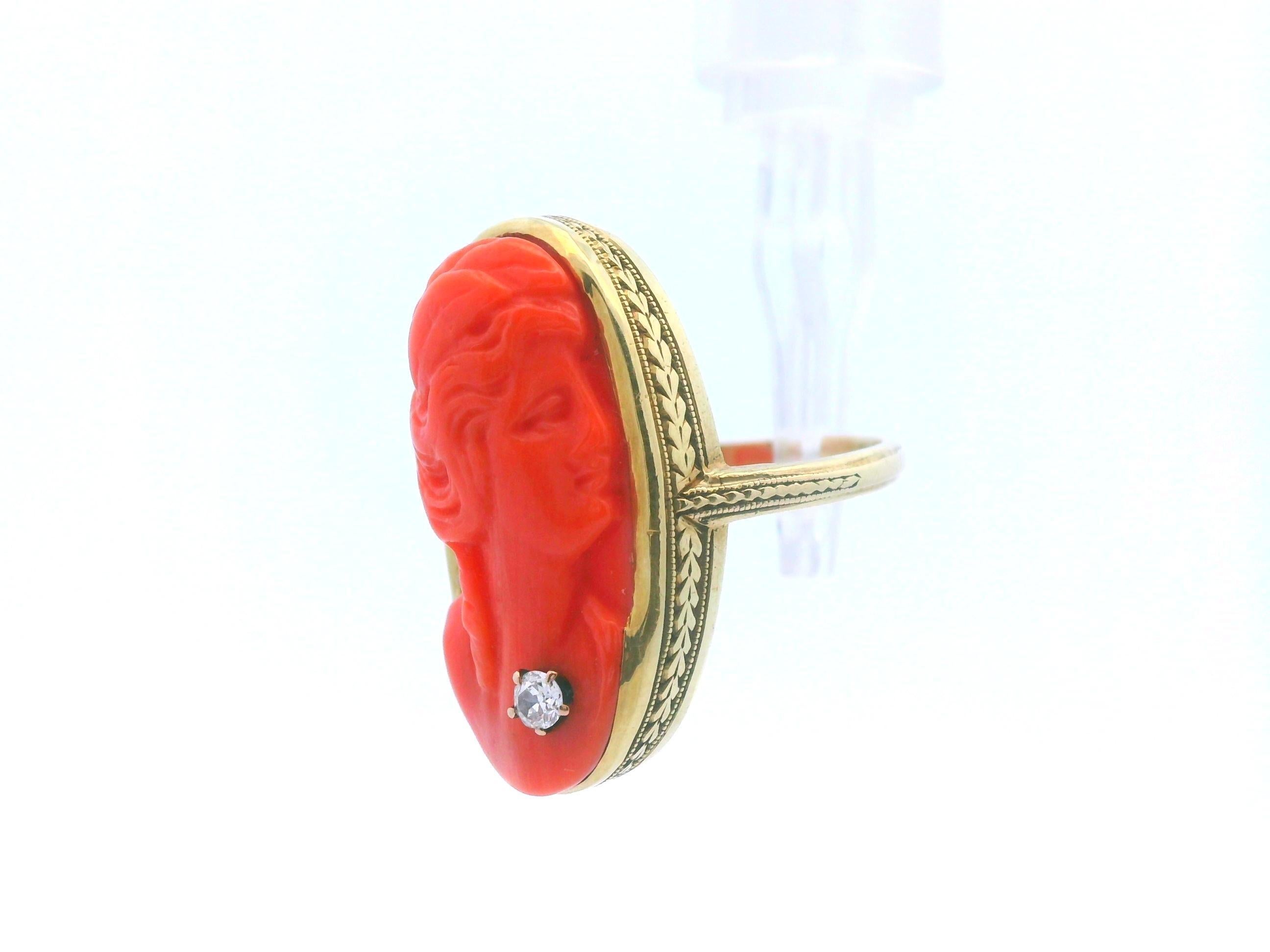 Natural Undyed Coral Cameo 1915 Art Deco 16 Karat Ring (Alteuropäischer Brillantschliff) im Angebot
