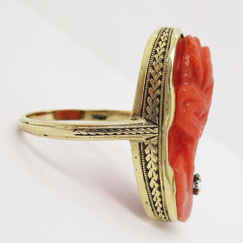 Natürliche ungefärbte Koralle Kamee 1915 Art Deco 16 Karat Ring für Damen oder Herren im Angebot