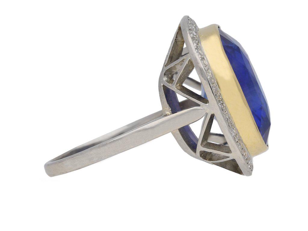 Bague à coronet en saphir et diamant. Le centre est serti d'un saphir de Ceylan naturel non rehaussé de forme coussin de taille ancienne en serti clos, d'un poids approximatif de 14,70 carats, entouré d'une seule rangée de trente-six diamants ronds