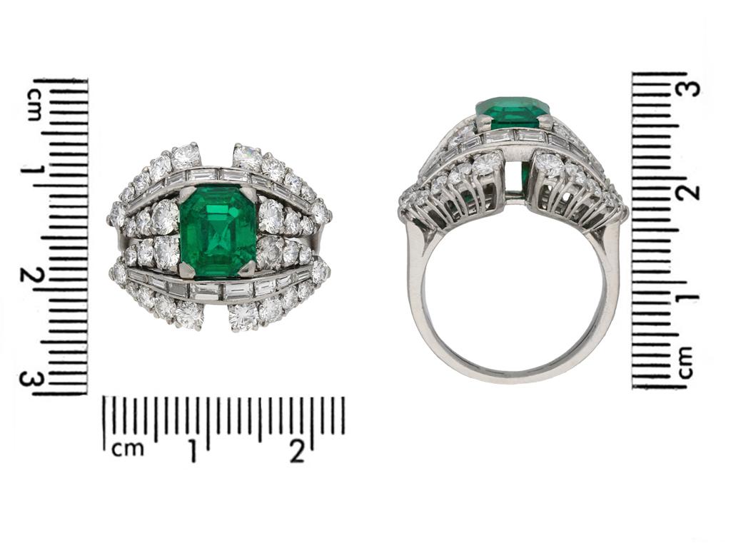 Natural Unenhanced Colombian Emerald and Diamond Cluster Ring In Good Condition For Sale In London, GB