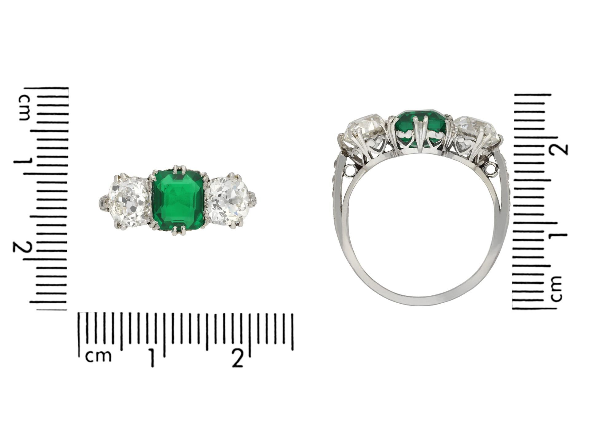 Natürlicher, nicht geölter kolumbianischer Smaragd und Diamantring, um 1910 (Smaragdschliff) im Angebot