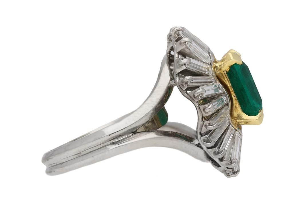 Smaragd und Diamant Coronet Cluster Ring von Boucheron Paris, Französisch, um 1960. Ein Ring aus Gelbgold und Platin, besetzt mit einem zentralen, quadratischen, natürlichen kolumbianischen Smaragd im Smaragdschliff in einer Gelbgold-Krallenfassung