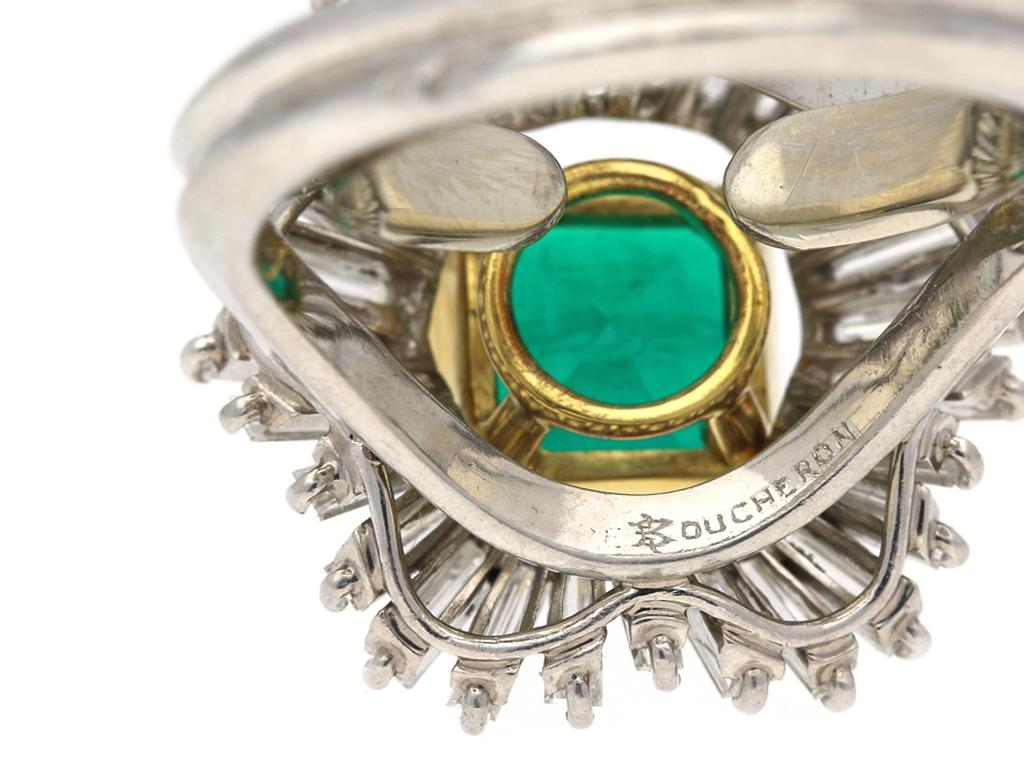 Kolumbianischer Smaragd- und Diamant-Cluster-Ring von Boucheron, um 1960 (Smaragdschliff) im Angebot