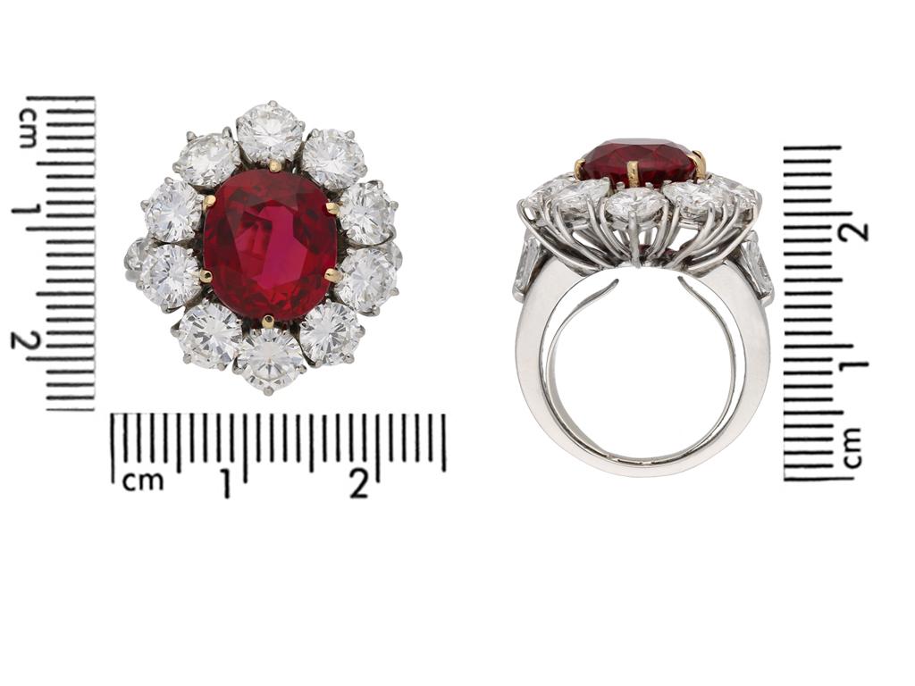 Natürlicher, ungefärbter Siam-Rubin und Diamant-Cluster-Ring, um 1960 (Kissenschliff) im Angebot