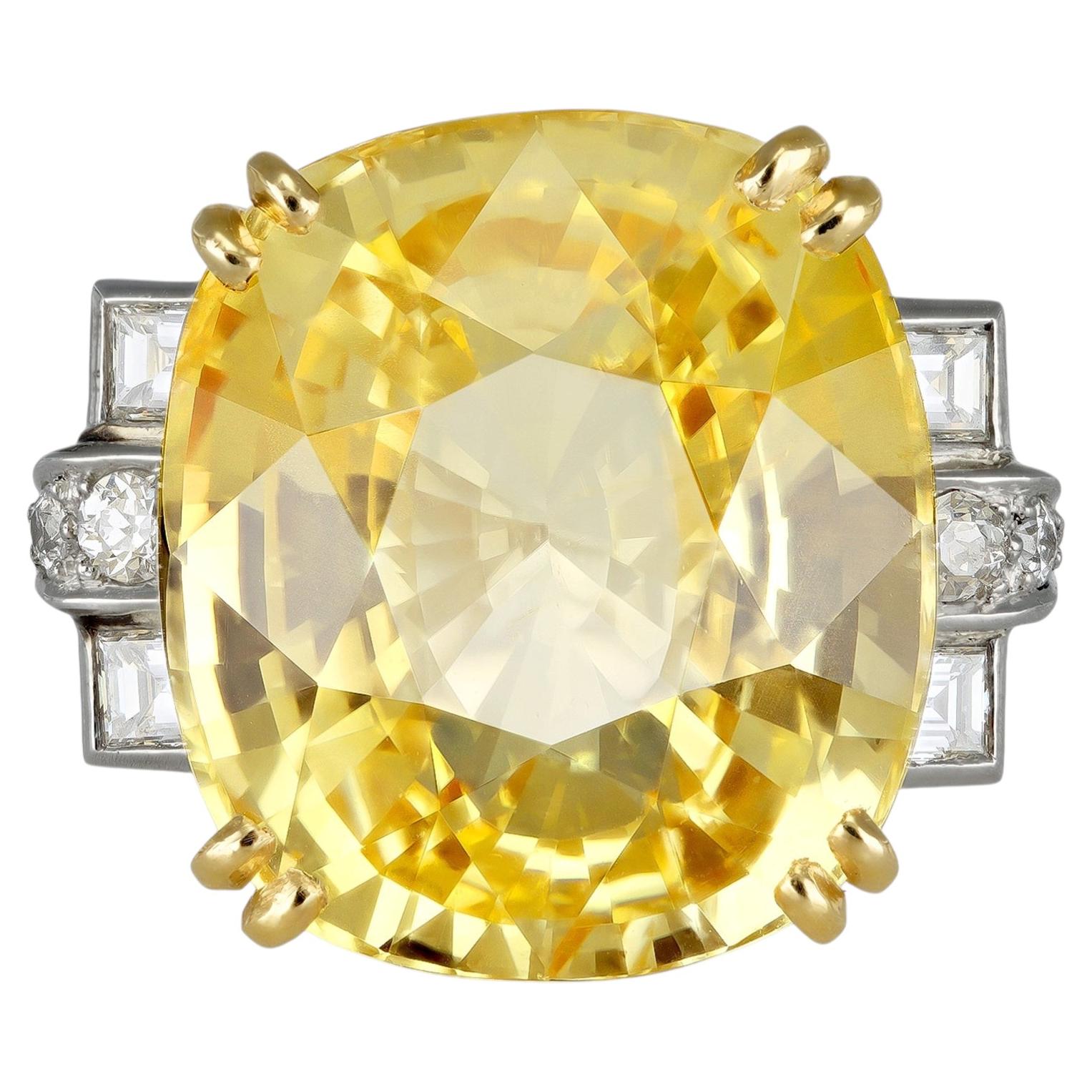 Bague en saphir de Ceylan jaune naturel non traité et diamants, Royaume-Uni, circa 1950 en vente