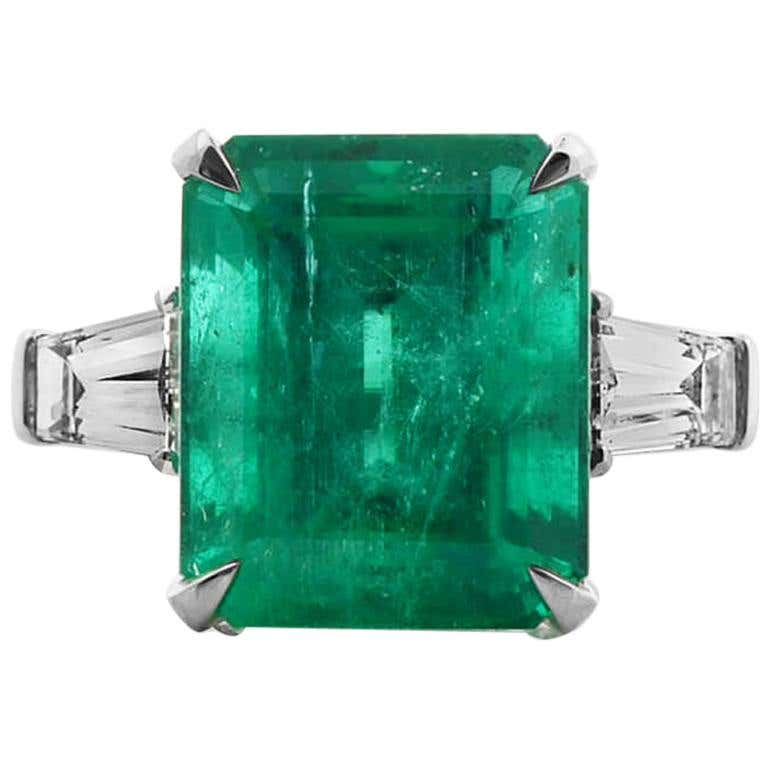 Unique Elongated 10 Carat Green Emerald Ring For Sale at 1stdibs