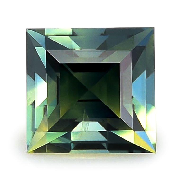 Entdecken Sie einen natürlichen, unerhitzten zweifarbigen Saphir, einen Edelstein von seltenem Charme und Eleganz. Mit einem Gewicht von 1,88 Karat misst dieser quadratische Saphir 6,65 x 6,48 x 4,93 mm und hat damit die perfekte Größe für zarten