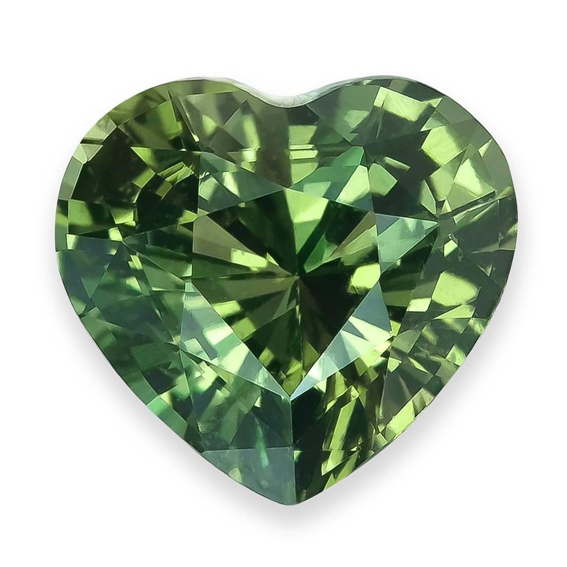 Ce saphir bleu-vert naturel de 2,10 carats présente un mélange captivant de bleu océanique et de vert verdoyant, créant un attrait visuel vraiment unique. Taillée en forme de cœur avec un style de facettes modifié, brillant et en escalier, elle