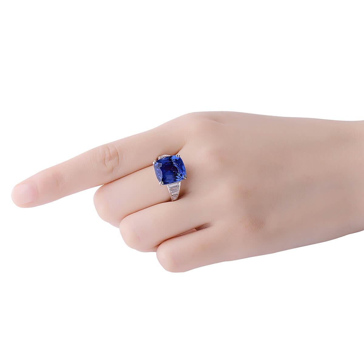 Women's or Men's Natural Unheated Blue Sapphire Cocktail Fashion 18 Karat White Gold Ring For Sale