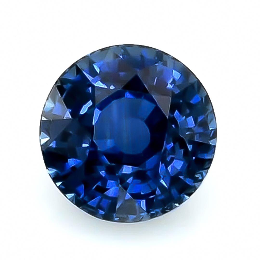 Cet �élégant saphir bleu naturel de 1,21 carat brille d'une teinte bleu royal éclatante et d'une brillance exceptionnelle. Taillé dans une forme ronde classique avec un facettage brillant/étagé, il équilibre l'éclat et la profondeur, tandis que son