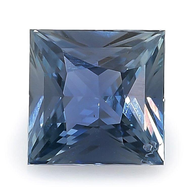 Questo splendido zaffiro blu naturale da 1,59 carati mostra un blu vivido e ben bilanciato, senza alcuna sfumatura di colore. Sapientemente modellato in un taglio quadrato con sfaccettatura a brillante modificato, cattura e riflette la luce in modo