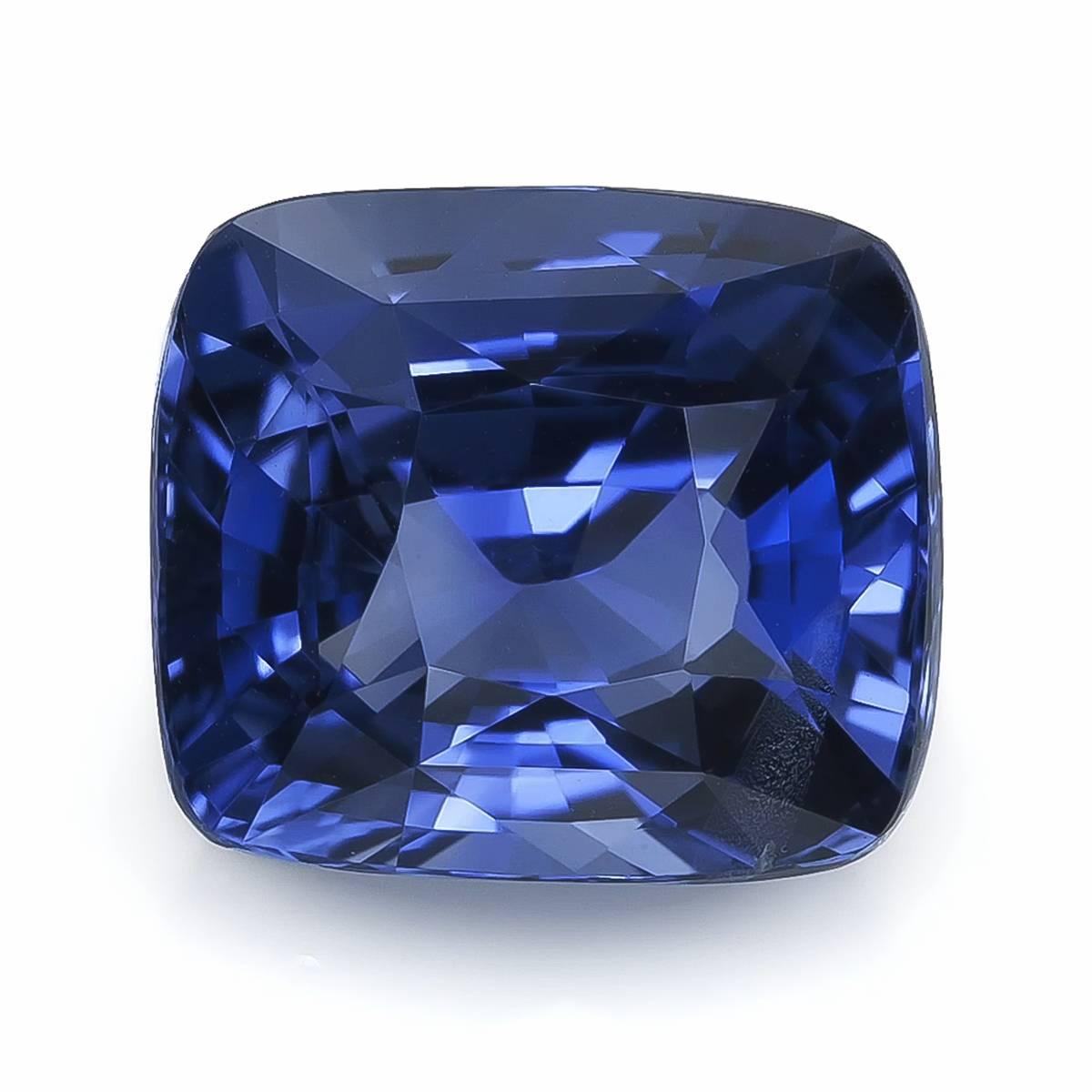 Ce remarquable saphir bleu naturel de 3,01 carats offre une combinaison rare de taille, de clarté et de couleur bleue profonde. Taillée en coussin avec une facette brillante/étagée, elle reflète la lumière avec intensité tout en conservant une
