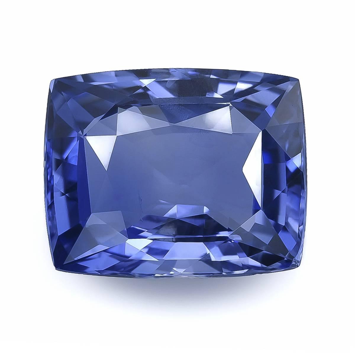 Ce magnifique saphir bleu naturel de 3,92 carats rayonne d'une teinte bleue royale et veloutée et d'une clarté exceptionnelle. Taillée de manière experte dans une forme de coussin avec un facettage brillant/modifié en escalier, elle allie l'élégance