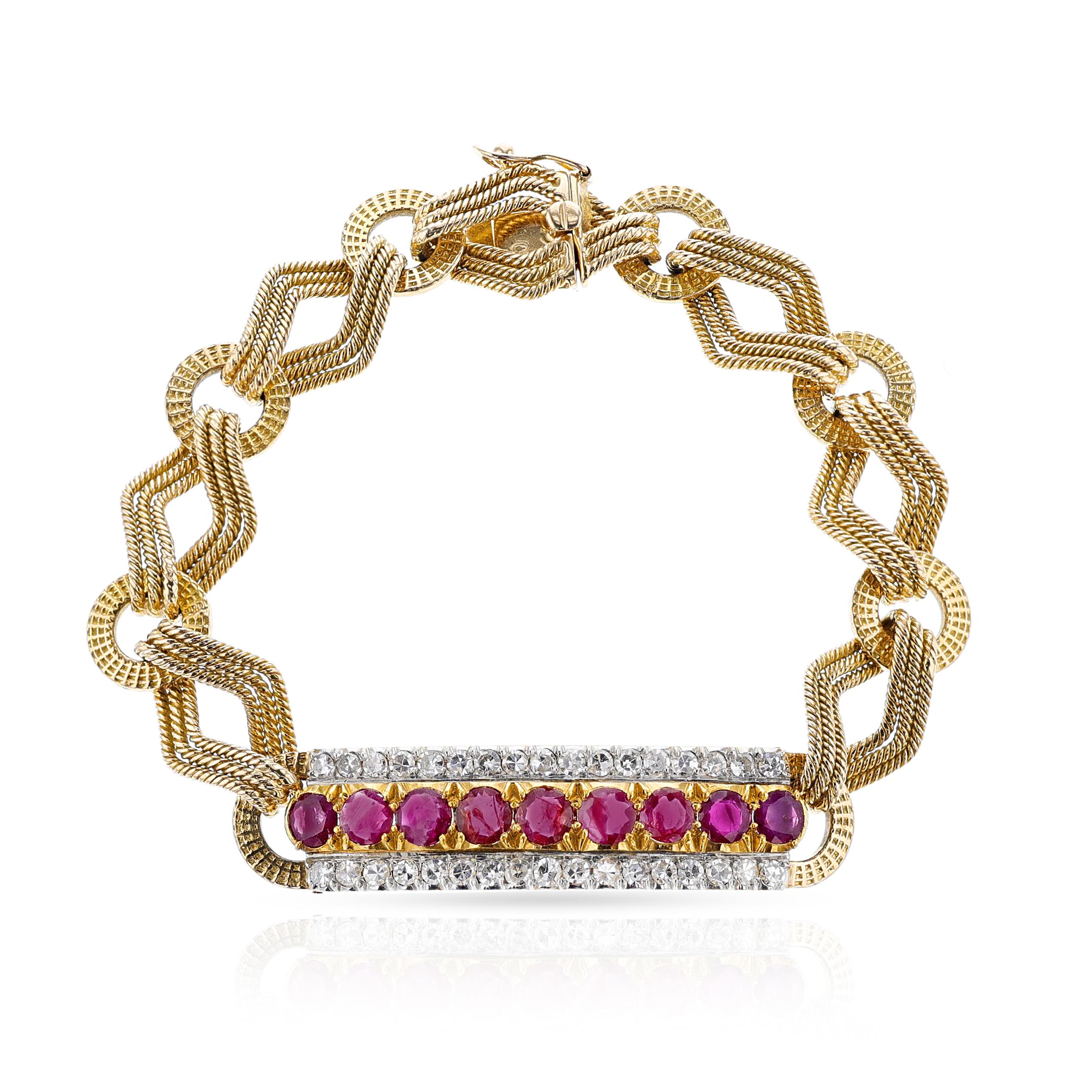Pulsera de oro amarillo de 18 quilates de rubí natural de Birmania sin calentar y diamantes.
La pulsera tiene rubíes de talla circular y diamantes de talla brillante con eslabones de oro con textura. Marcas de importación francesas. Oro de 18