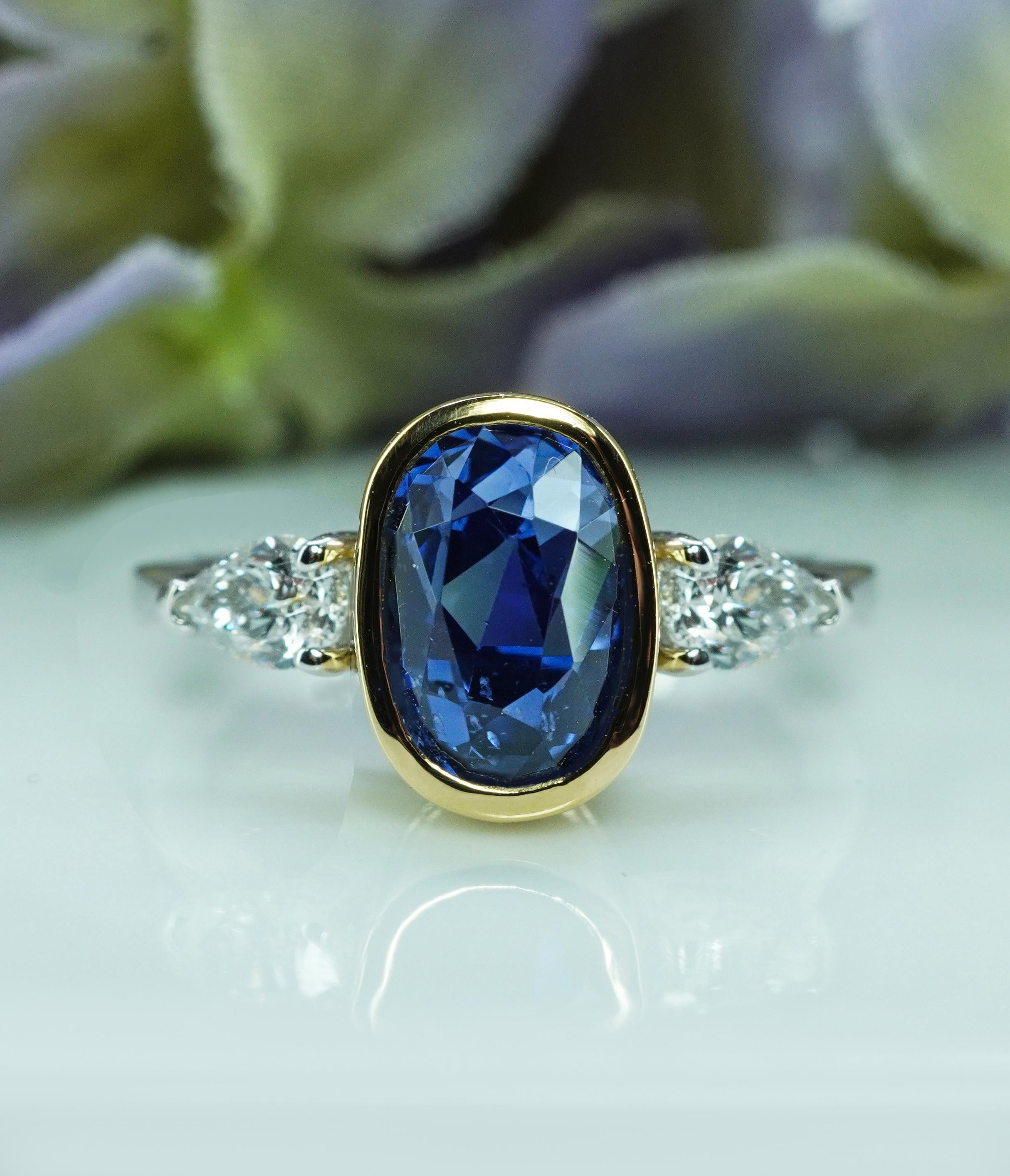 Platinring mit 3 Steinen, natürlicher unerhitzter GIA 3,6 Karat Saphir birnenförmiger Diamant, Sri Lanka (Zeitgenössisch) im Angebot