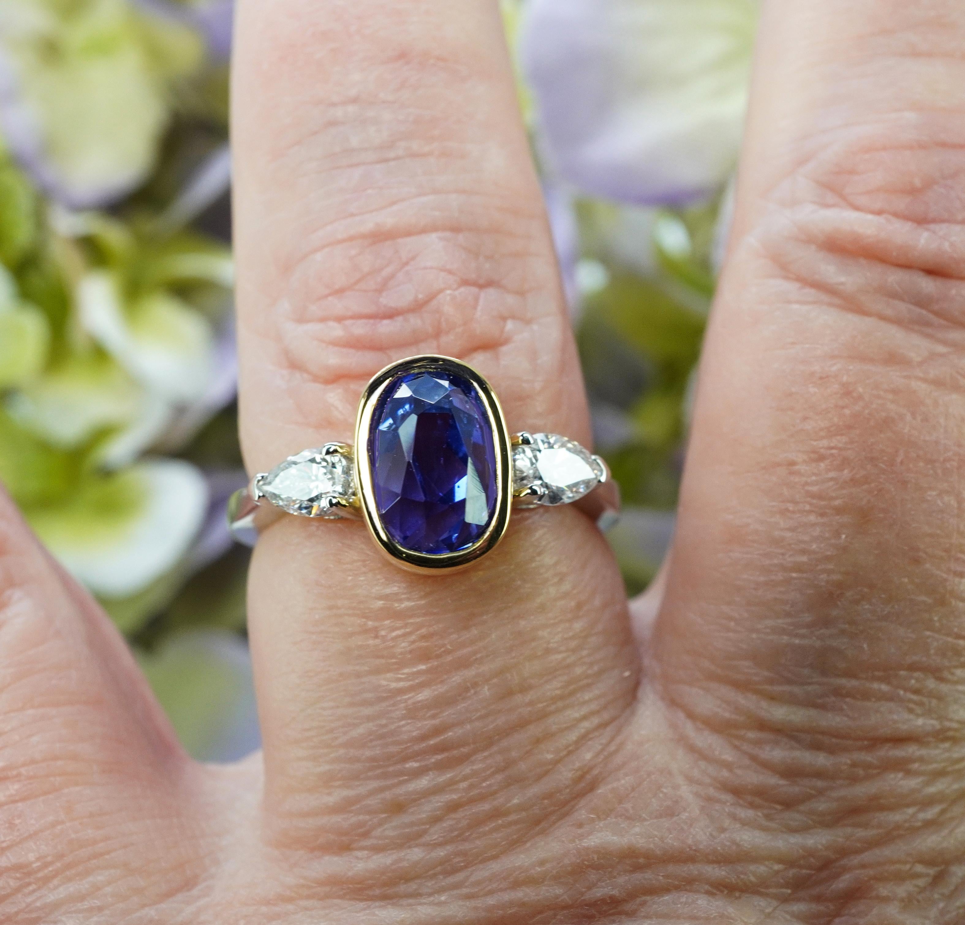 Platinring mit 3 Steinen, natürlicher unerhitzter GIA 3,6 Karat Saphir birnenförmiger Diamant, Sri Lanka (Ovalschliff) im Angebot