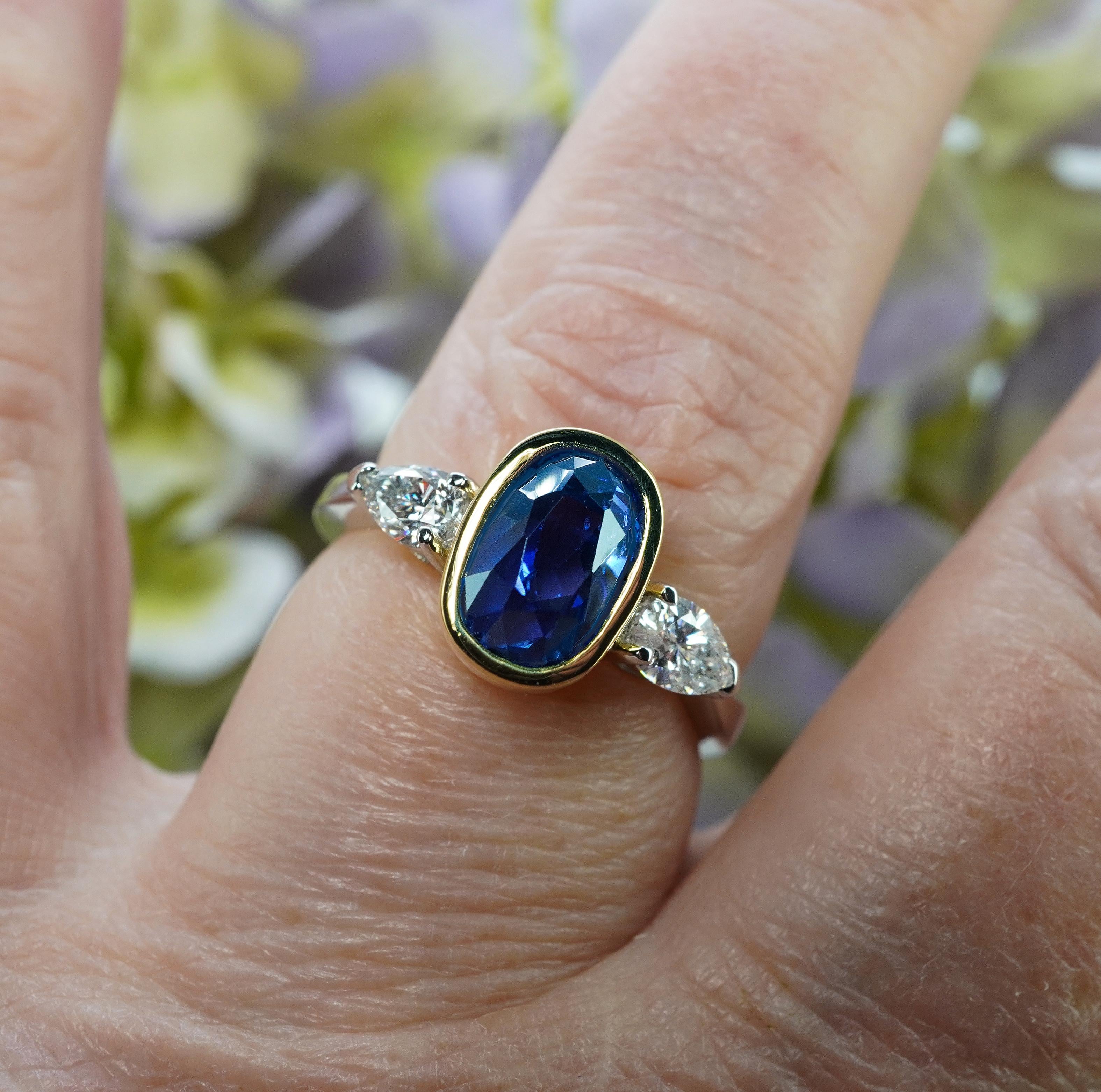 Platinring mit 3 Steinen, natürlicher unerhitzter GIA 3,6 Karat Saphir birnenförmiger Diamant, Sri Lanka Damen im Angebot