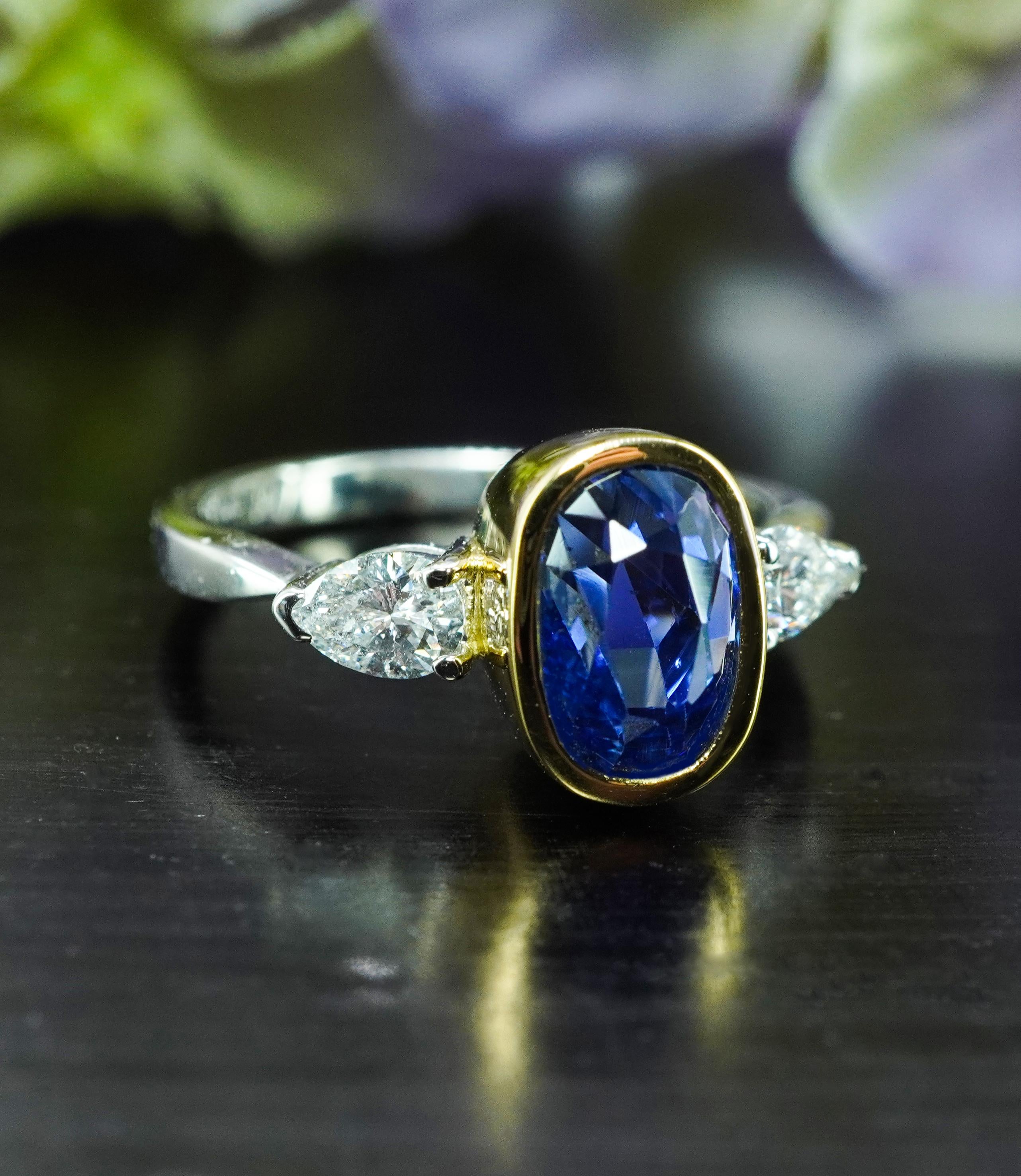 Platinring mit 3 Steinen, natürlicher unerhitzter GIA 3,6 Karat Saphir birnenförmiger Diamant, Sri Lanka im Angebot 1