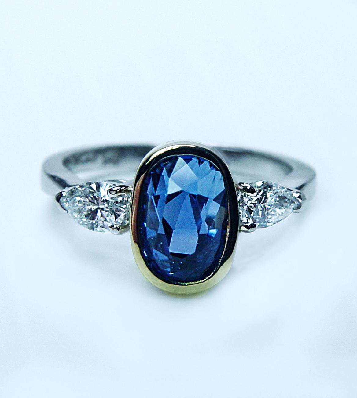 Platinring mit 3 Steinen, natürlicher unerhitzter GIA 3,6 Karat Saphir birnenförmiger Diamant, Sri Lanka im Angebot 2