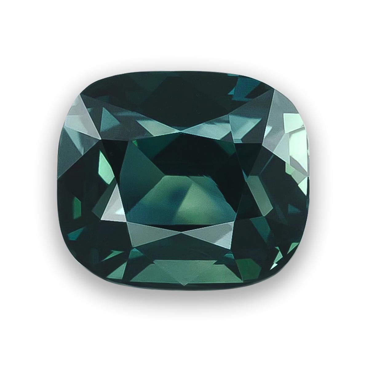 Ce saphir naturel exquis de 3,06 carats révèle une teinte bleu verdâtre envoûtante, mêlant la profondeur des tons océaniques à une brillance rayonnante. Taillé dans une forme coussin raffinée avec un style de facette brillant/étape, il rehausse