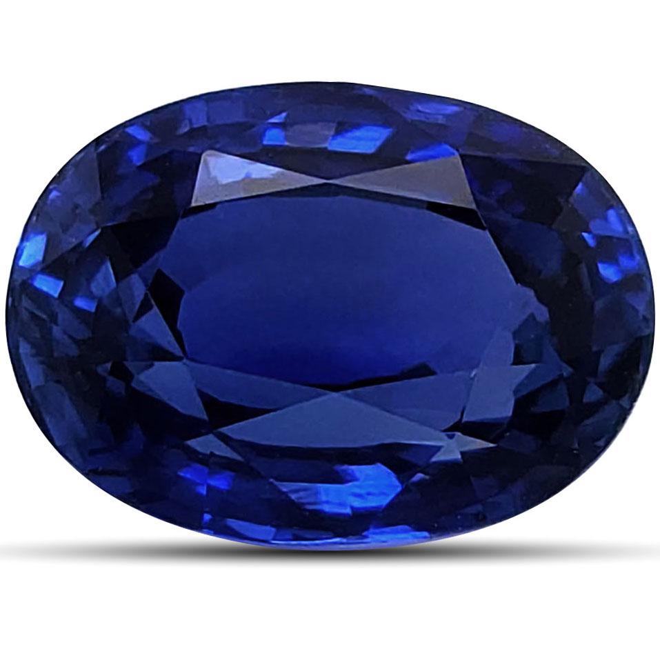 Este exquisito zafiro azul natural de 2,66 quilates procedente de Madagascar revela un fascinante tono azul noche con un brillo soberbio. Expertamente tallada en forma ovalada con un estilo de facetado brillante/paso, muestra unas proporciones