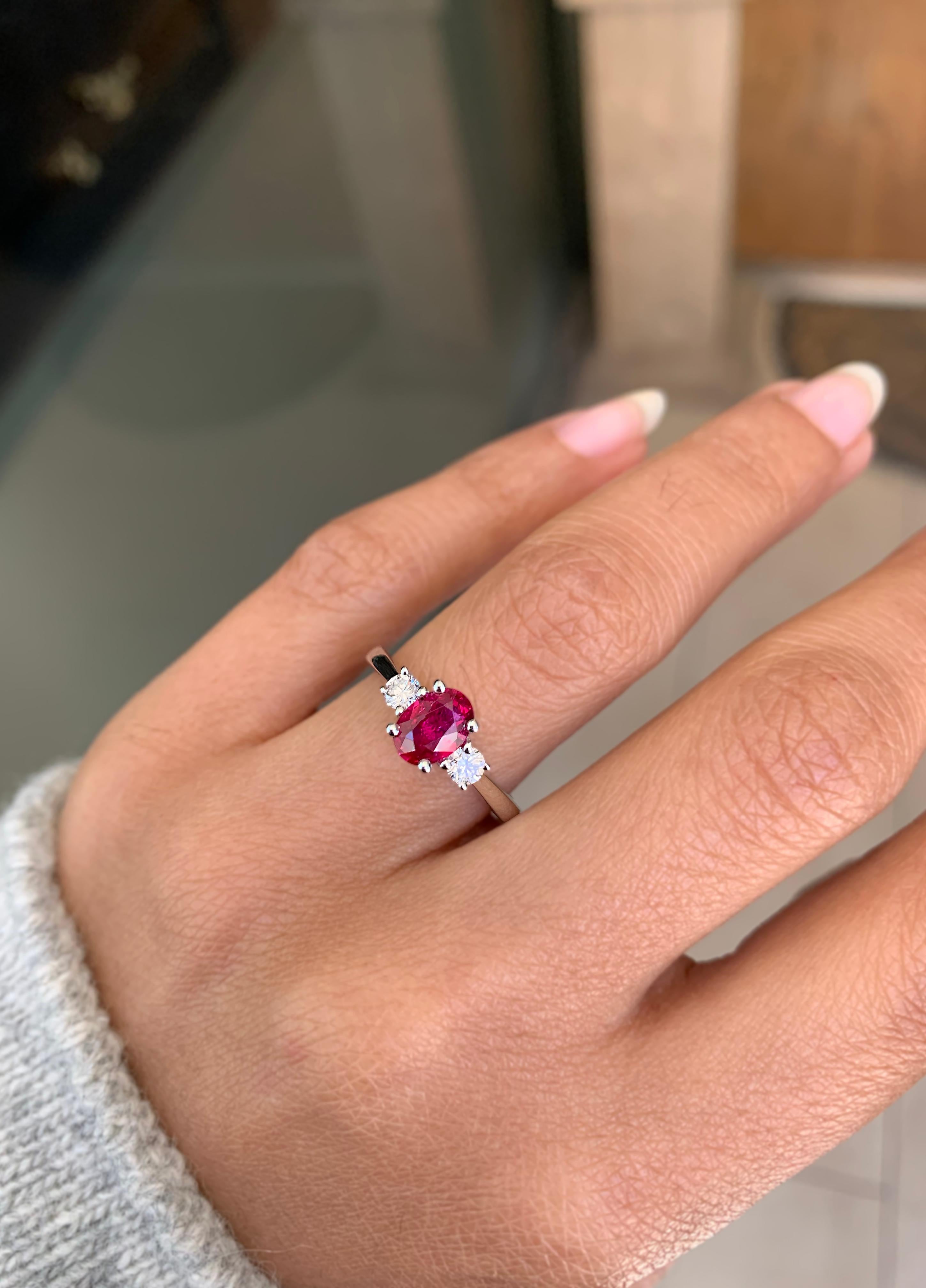 Natural Unheated Oval Ruby and Diamond 18 Carat Gold Three-Stone Engagement Ring In Excellent Condition For Sale In London, GB