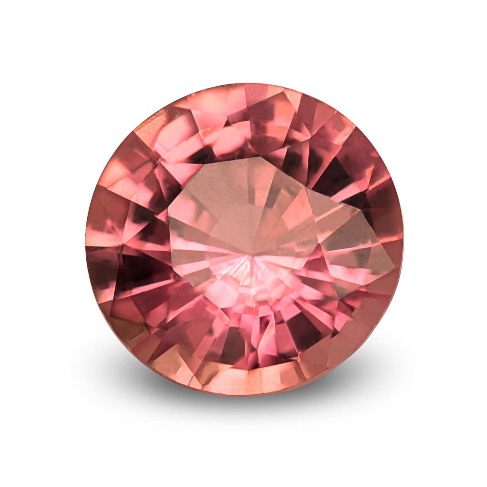 Ein zarter, aber strahlender runder rosa Saphir von 1,06 Karat mit einem zarten und bezaubernden Farbton, der zu jedem Hautton passt. Der Brillant-/Stufenschliff dieses Edelsteins bietet lebendiges Funkeln und Eleganz ohne sichtbare Farbzonierung.
