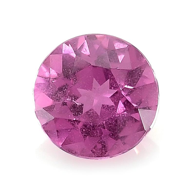 Ce saphir rose naturel de 1,59 carat séduit par sa teinte rose pourpre éclatante et constitue l'équilibre parfait entre audace et élégance. Taillée de manière experte dans une forme ronde brillante, elle permet à la lumière de circuler sans effort à