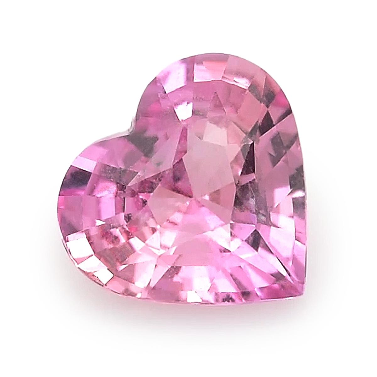 Innamorati di uno zaffiro rosa naturale non riscaldato, una gemma di rara bellezza e autenticità. Con un peso di 1,60 carati, questo zaffiro a forma di cuore misura 7,53 x 7,99 x 4,01 mm e presenta un taglio a Brilliante Modificato che ne massimizza