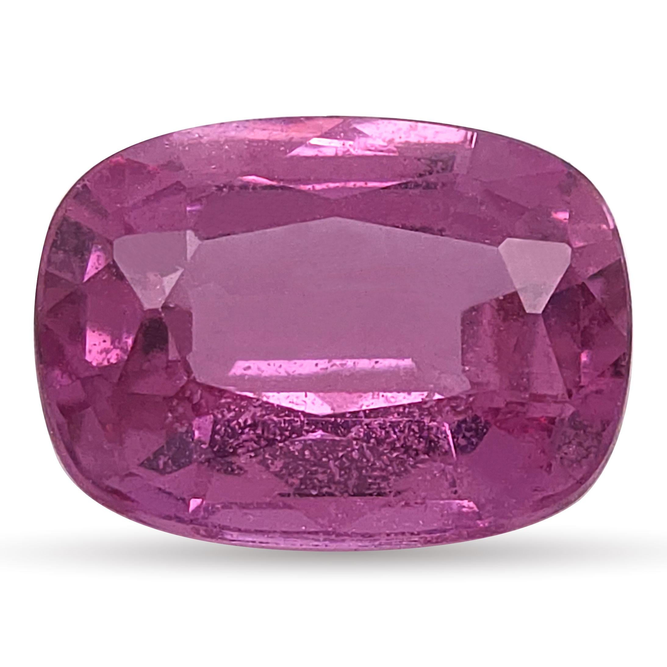 Dieser rosafarbene Saphir im Kissenschliff von 2,23 Karat strahlt in einem lebendigen violett-rosa Farbton mit außergewöhnlicher Brillanz und Ausgewogenheit. Der fachmännisch geschliffene Brillant-/Stufenschliff zeigt eine gleichmäßig gesättigte