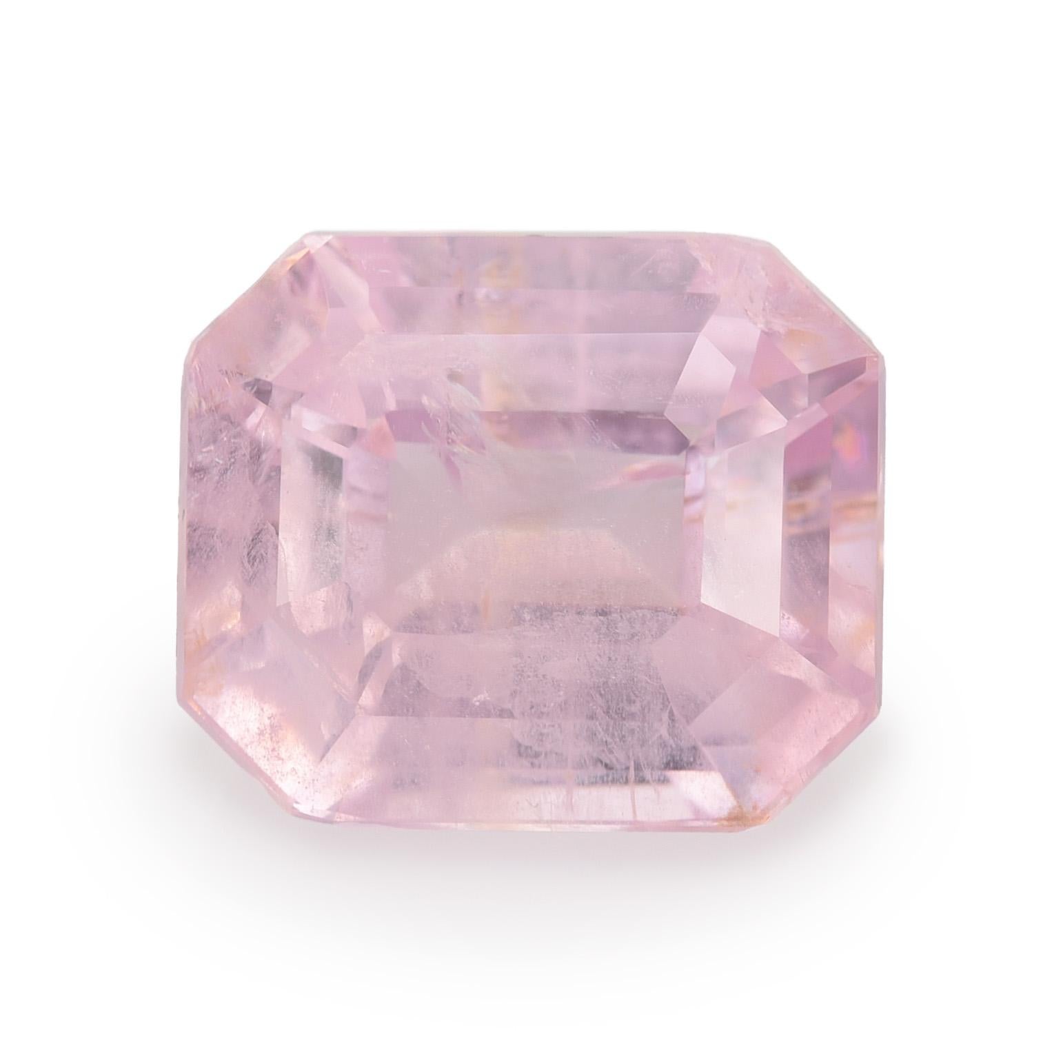 Prova il fascino di uno Zaffiro rosa naturale non riscaldato, una gemma rara celebrata per il suo colore vivido e la sua purezza naturale. Questo zaffiro ottagonale da 5,38 carati misura 9,96 x 8,52 x 6,10 mm, offrendo un perfetto equilibrio tra