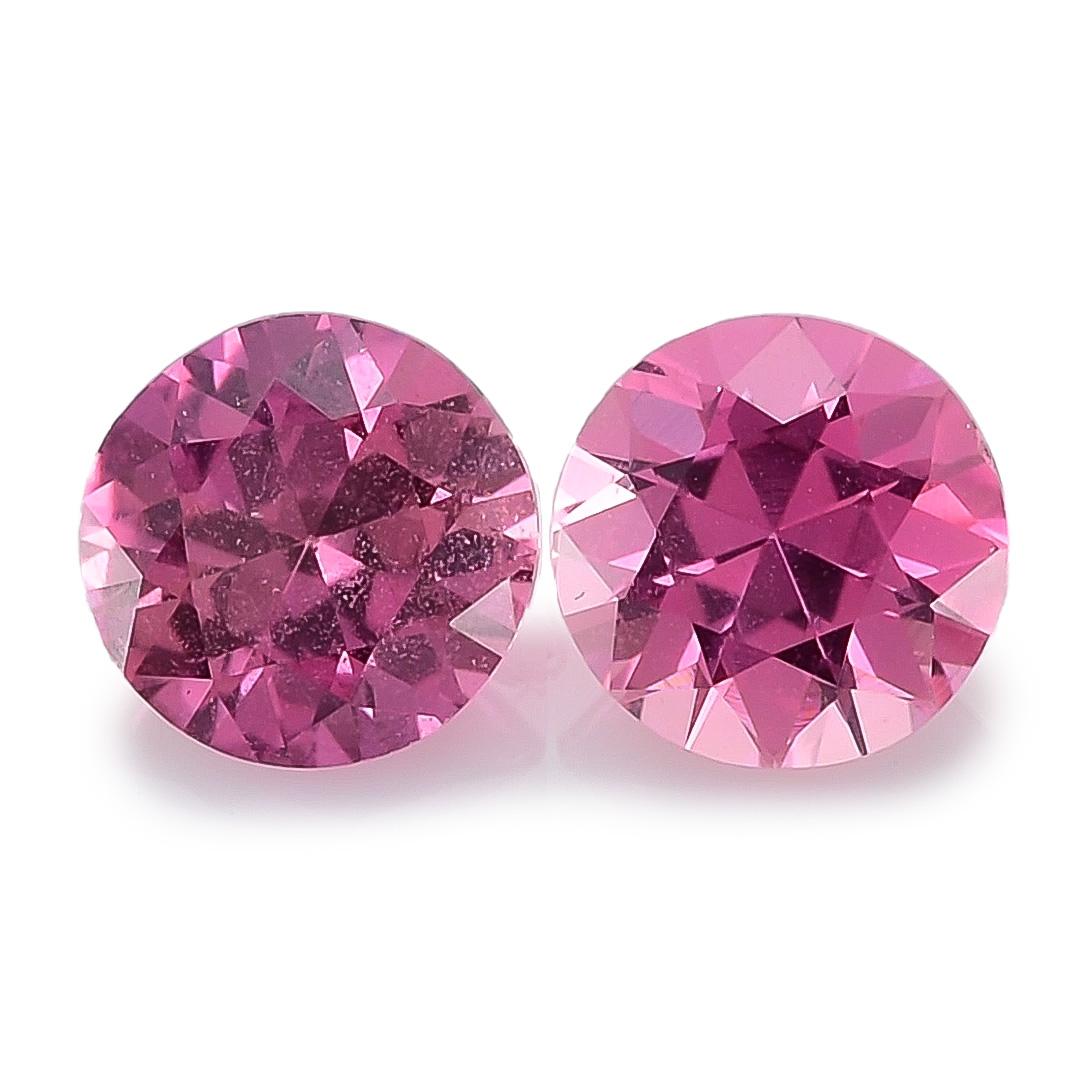 Questa squisita coppia di zaffiri rosa naturali mostra una vibrante tonalità rosa-viola, perfettamente allineata per colore, forma e brillantezza. Con un peso complessivo di 2,31 carati e tagliati con la classica sfaccettatura a brillante rotondo,