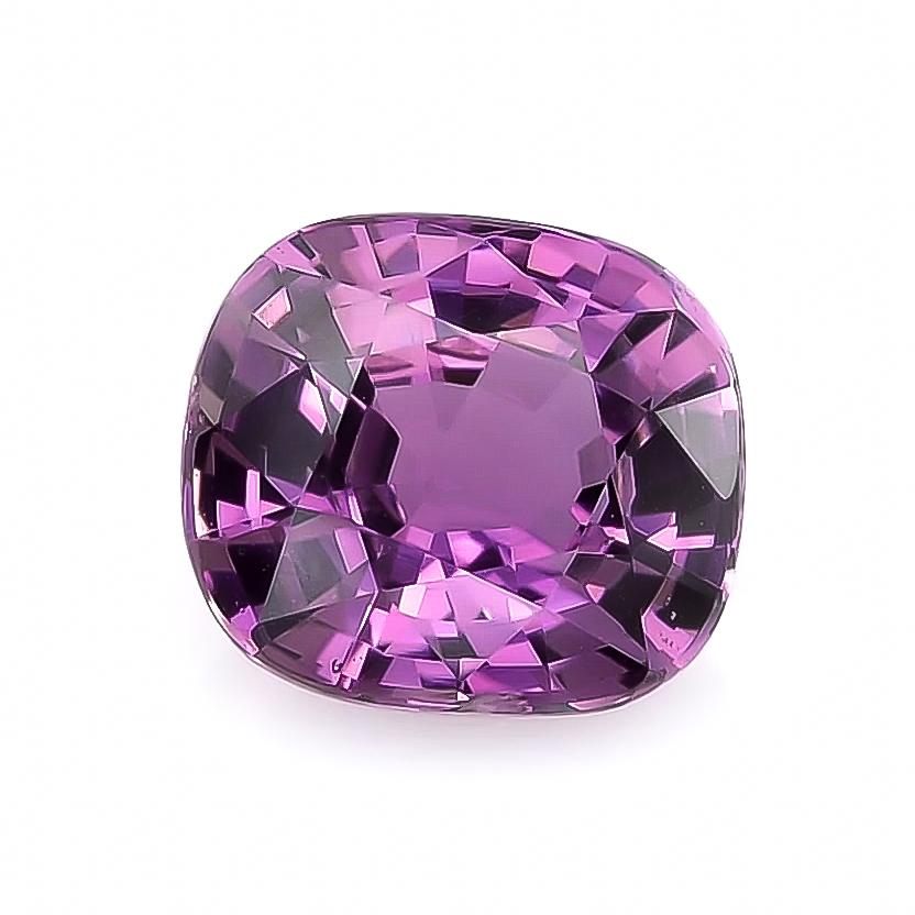 Scopri il fascino accattivante di questo zaffiro viola naturale non riscaldato, del peso di 3,44 carati. Questa gemma presenta una ricca e vibrante tonalità viola, che la rende un'aggiunta straordinaria a qualsiasi collezione di gioielli. Le