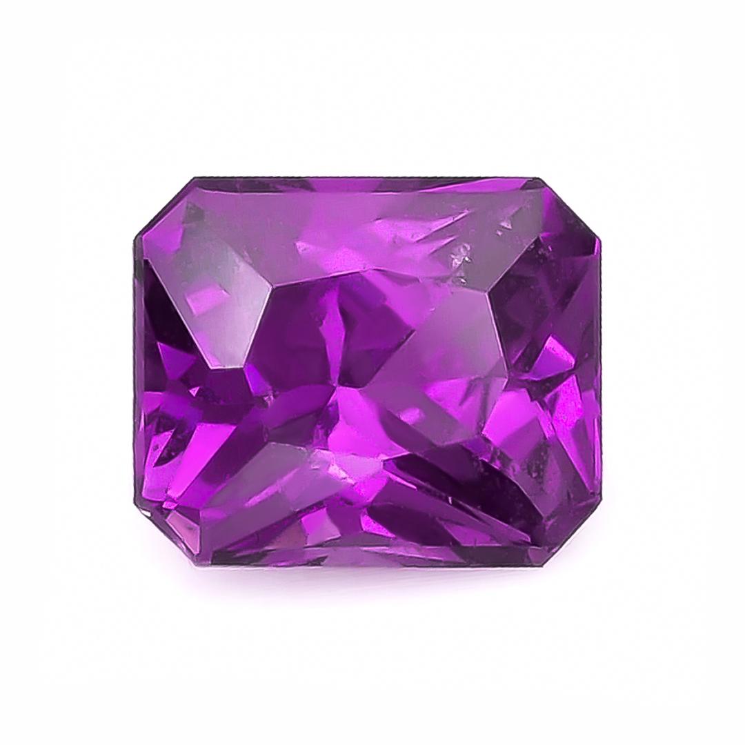 Entdecken Sie die außergewöhnliche Schönheit dieses natürlichen, unerhitzten lila Saphirs mit einem Gewicht von 2.14 Karat. Dieser auffällige Edelstein hat eine einzigartige achteckige Form und einen satten violetten Farbton, der ihn zu einer