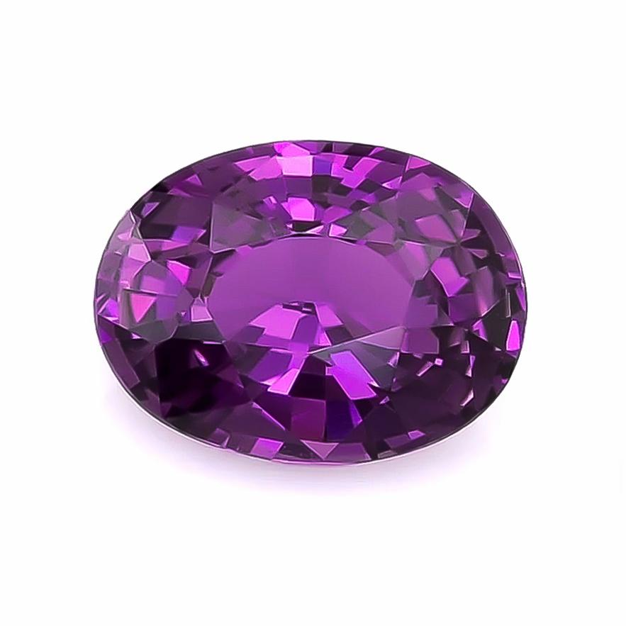 Entdecken Sie die exquisite Anziehungskraft dieses natürlichen, unerhitzten violetten Saphirs mit einem Gewicht von 2,27 Karat. Mit seinem atemberaubenden violetten Farbton und seiner eleganten ovalen Form ist dieser Edelstein die perfekte Wahl für