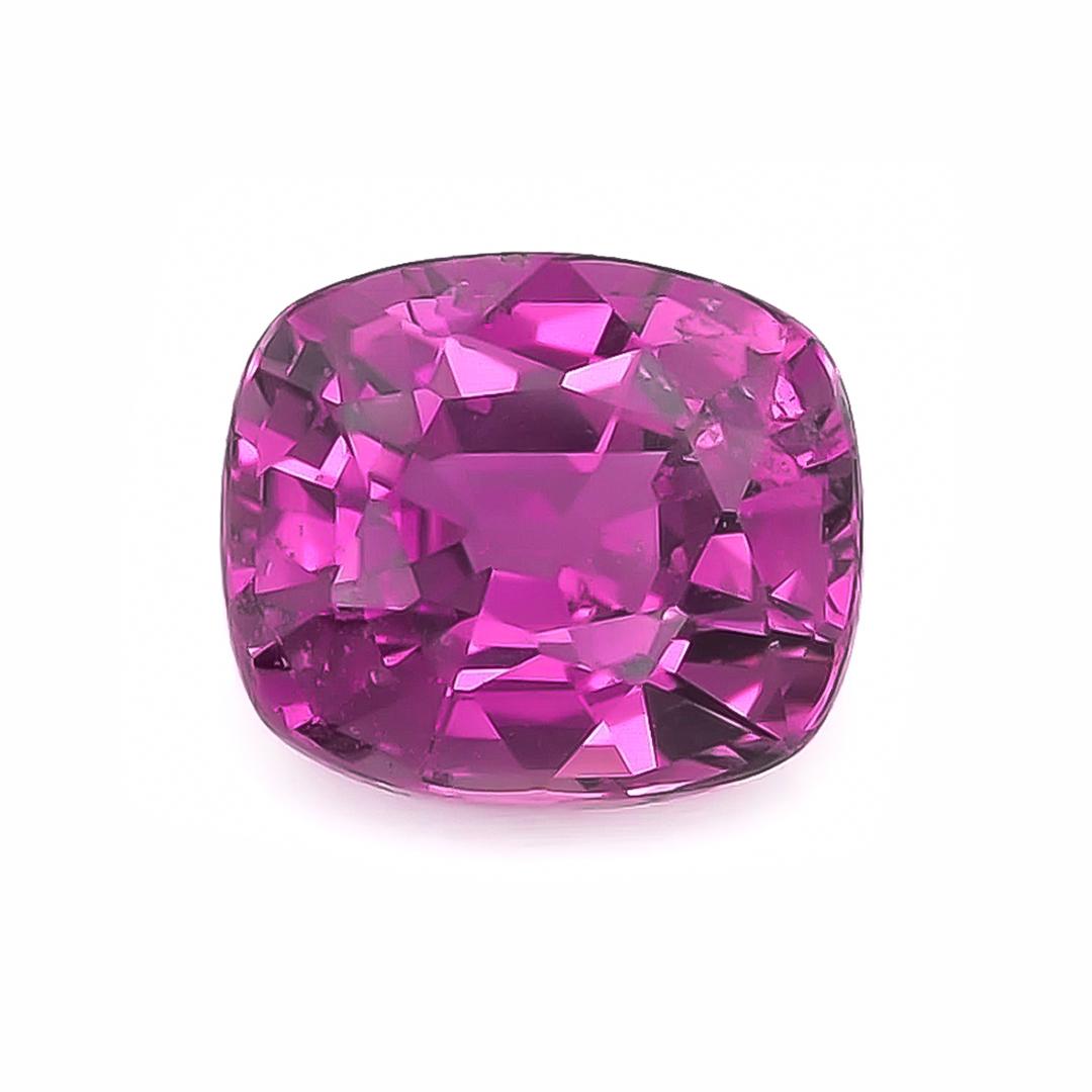 Entdecken Sie die exquisite Schönheit dieses natürlichen, unerhitzten lila Saphirs mit einem Gewicht von 2,40 Karat. Mit seinem tiefvioletten Farbton und seiner eleganten Kissenform ist dieser Edelstein die perfekte Wahl für die Gestaltung eines