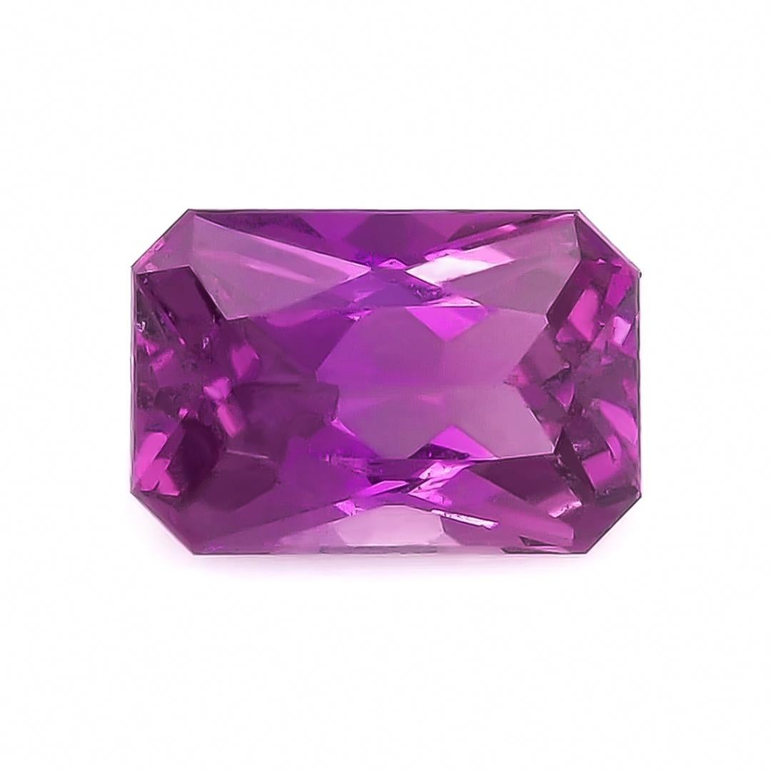 Entdecken Sie die atemberaubende Eleganz dieses natürlichen, unerhitzten violetten Saphirs mit einem Gewicht von 2,51 Karat. Mit seiner einzigartigen achteckigen Form und seinem leuchtenden rosa-violetten Farbton ist dieser Edelstein eine