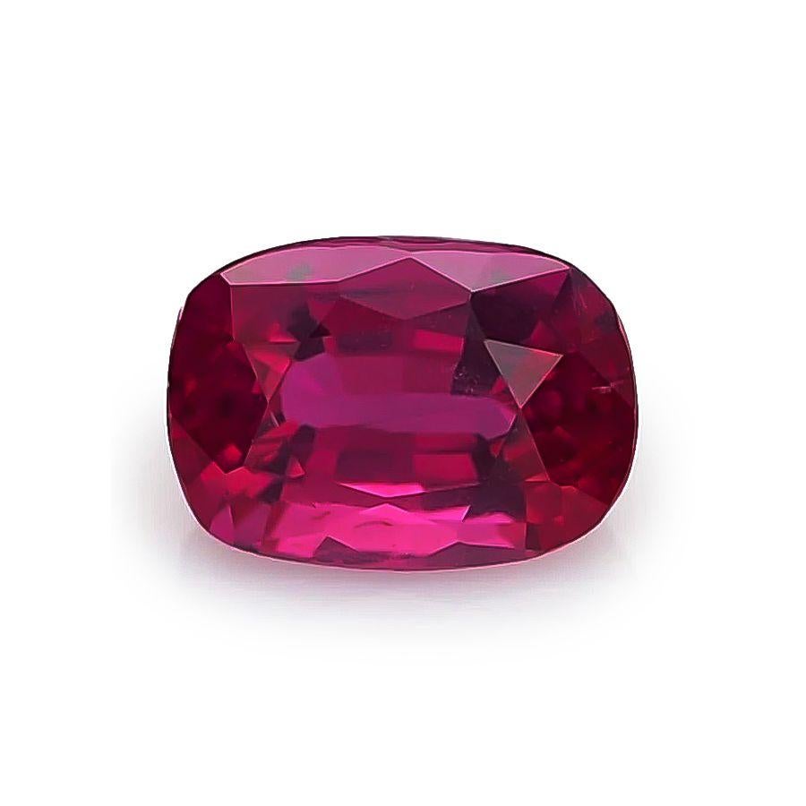 Aggiungi la bellezza di un rubino naturale e non riscaldato alla tua collezione con questa splendida gemma. Con un peso di 1,17 carati, questo rubino è un reperto raro con il suo vivido colore rosso porpora, privo di miglioramenti o trattamenti e