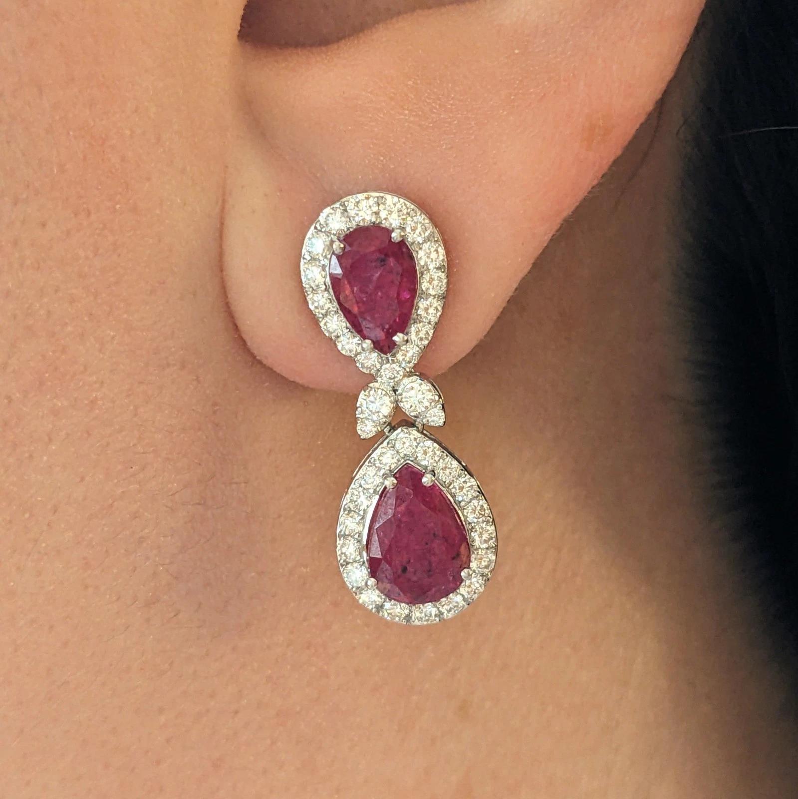 Orecchini con rubino naturale non riscaldato e diamanti in oro bianco 18 carati 
       
Gli orecchini con rubini e diamanti sono caratterizzati da rubini rossi naturali non riscaldati a forma di pera circondati da diamanti tondi e brillanti, il