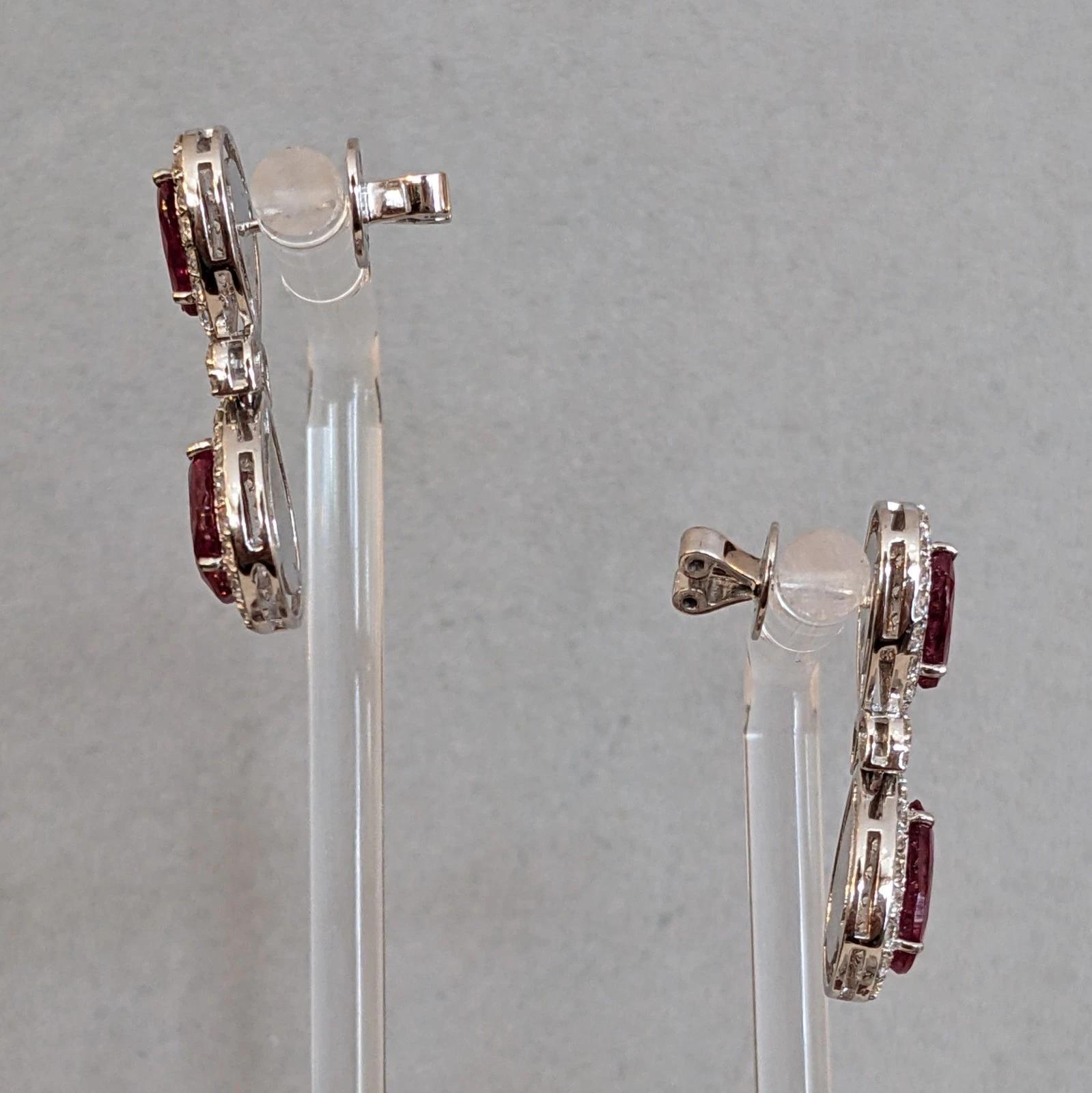 Donna Orecchini con rubino naturale non riscaldato e diamanti in oro bianco 18 carati in vendita