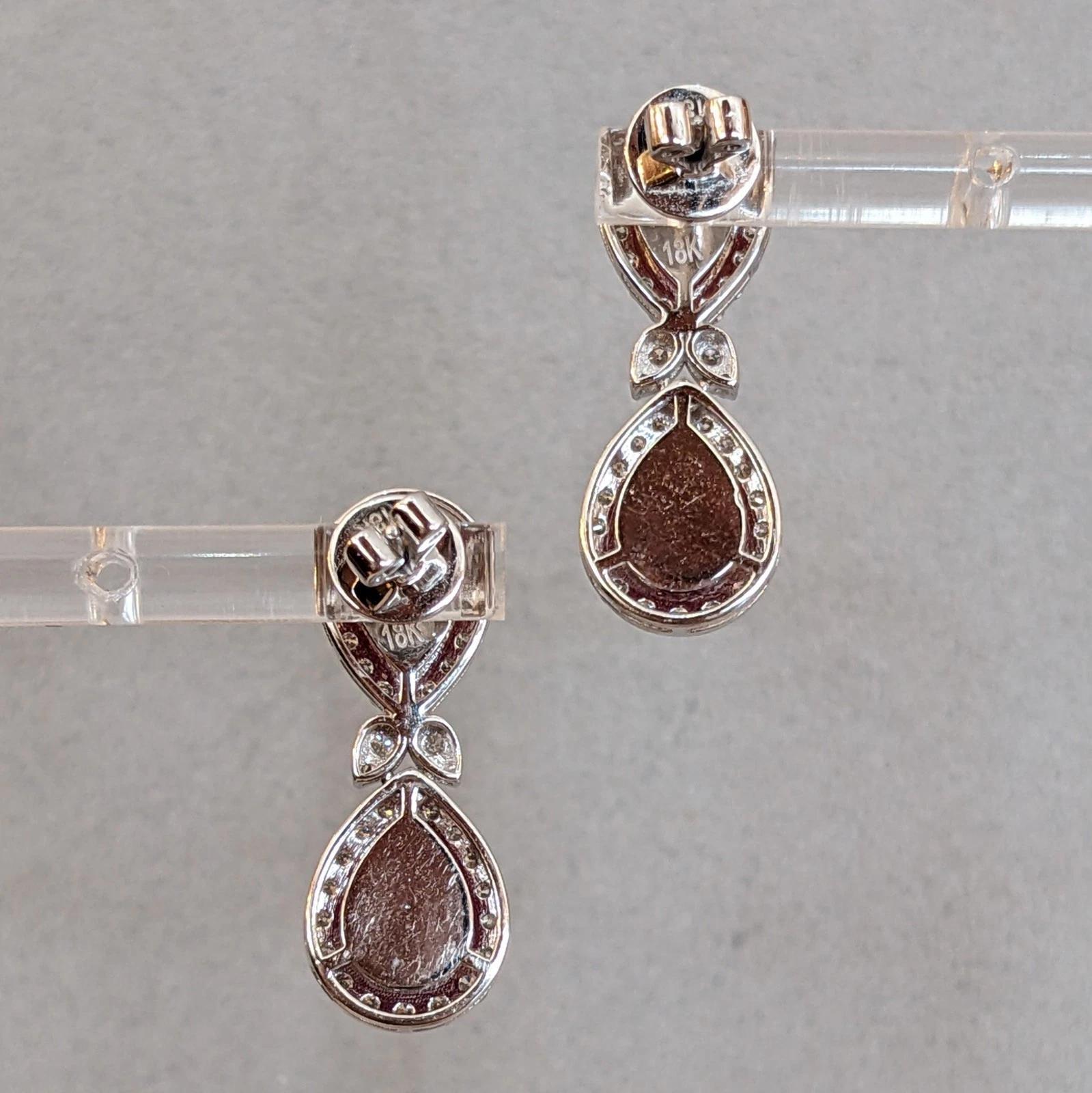 Orecchini con rubino naturale non riscaldato e diamanti in oro bianco 18 carati in vendita 1