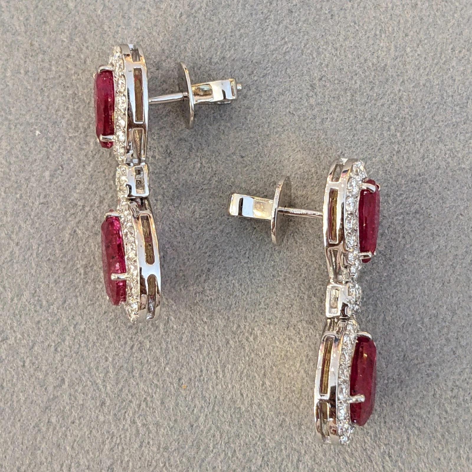Orecchini con rubino naturale non riscaldato e diamanti in oro bianco 18 carati in vendita 2