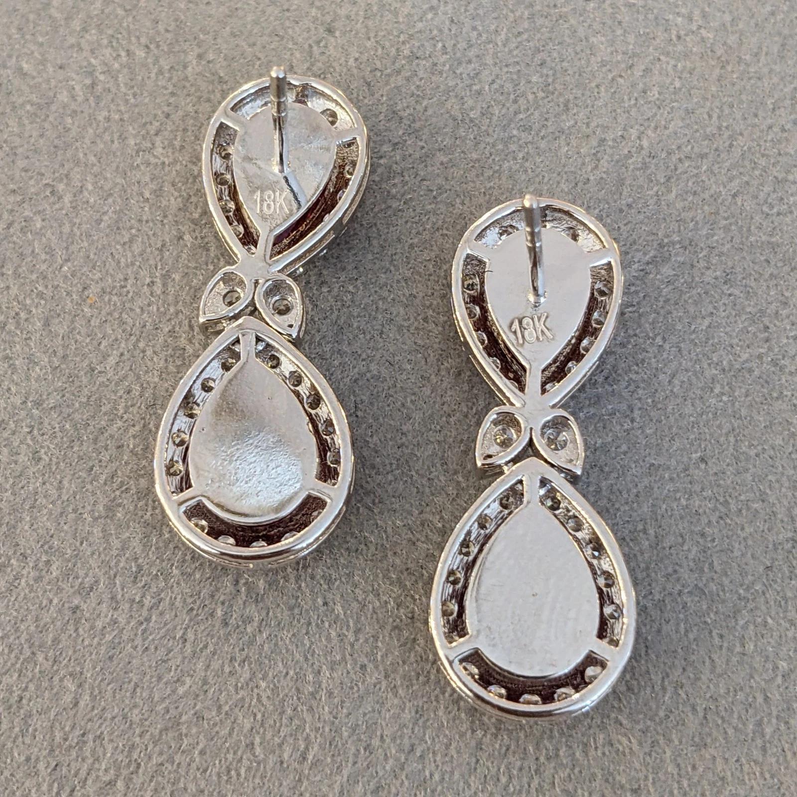 Orecchini con rubino naturale non riscaldato e diamanti in oro bianco 18 carati in vendita 3