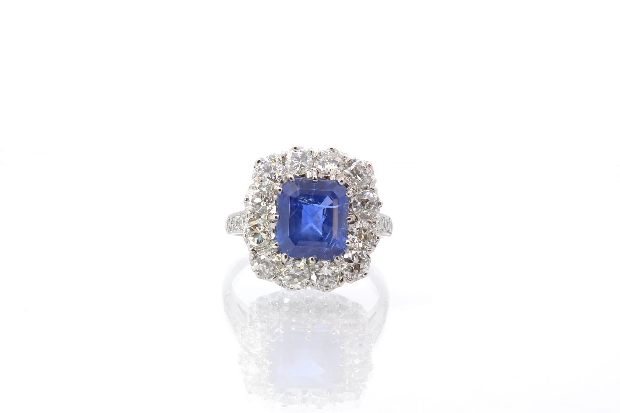 Stones: Sapphire of 4.24 cts and 18 diamonds of 1.70 cts
Material: Platinum
Dimensions: 1.6 x 1.5cm
Weight: 6.3g
Period: Recent vintage style
Size: 52 (free sizing)