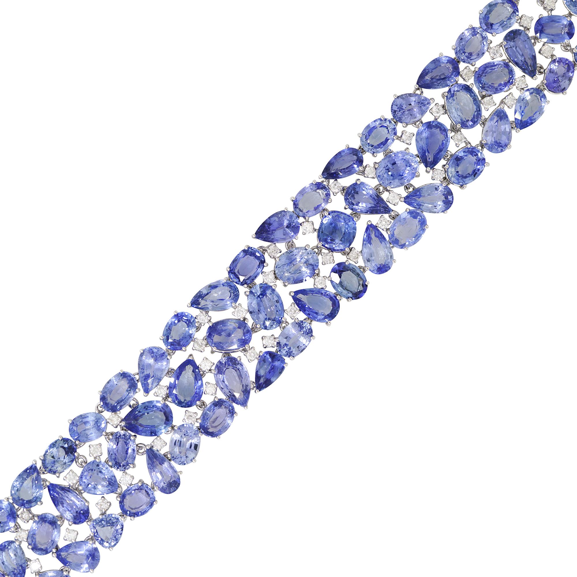 Bracciale a 3 file di zaffiri e diamanti naturali a forma multipla in oro bianco 18 carati da 81,31 carati

Tutti i 74 zaffiri incastonati in questo splendido bracciale sono naturali e non riscaldati. 74 zaffiri e 59 diamanti naturali sono